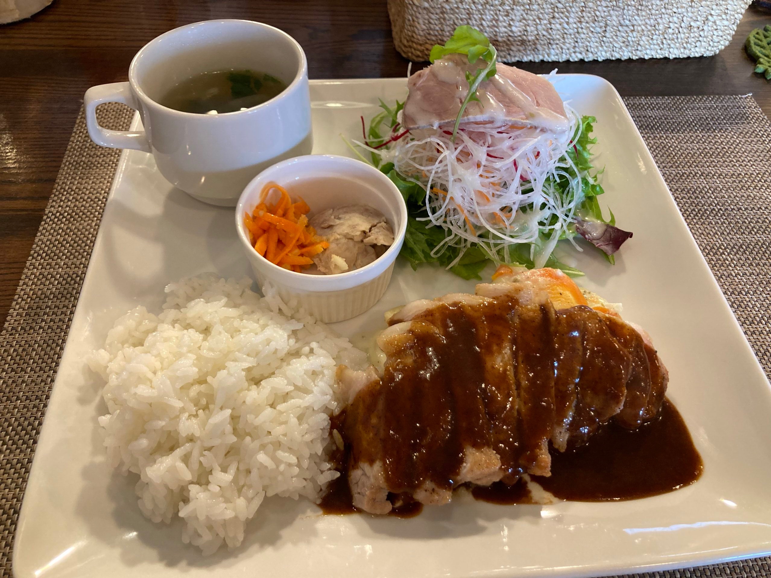 洋食ランチの人気店 庄内こめ豚ロースプレート キッチンfutaba 鶴岡市美原町 かめちゃんの飲食店応援ブログ